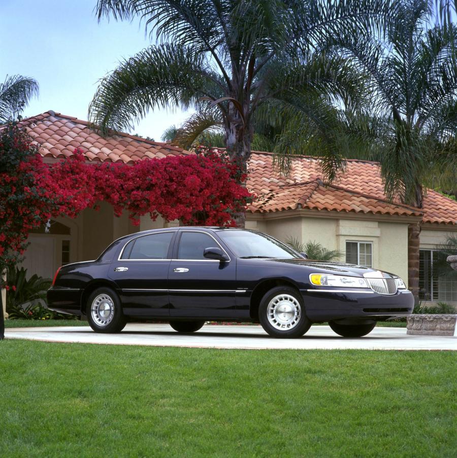  Lincoln Town Car 1998 года  (фото 32 из 77)